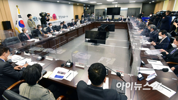 안철수 대통령직 인수위원회 위원장이 28일 서울 삼청동 인수위원회 회의실에서 열린 제3차 인수위원회 전체회의를 주재하고 있다. [사진=인수위사진기자단]