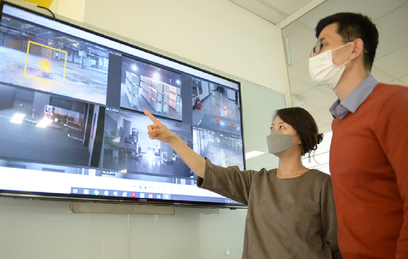 포스코ICT 직원들이 영상분석 플랫폼 '비전AI(Vision AI)' 가 적용된 CCTV를 통해 산업현장 무단 침입, 방화 등을 감지하는 기능을 살펴보고 있다. [사진=포스코ICT]