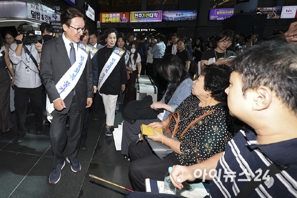 추석 연휴를 하루 앞둔 23일 오전 서울 용산역에서 김민석 대표를 비롯한 더불어민주당 의원들이 귀성길 시민들에게 인사하고 있다. [사진=곽영래 기자]