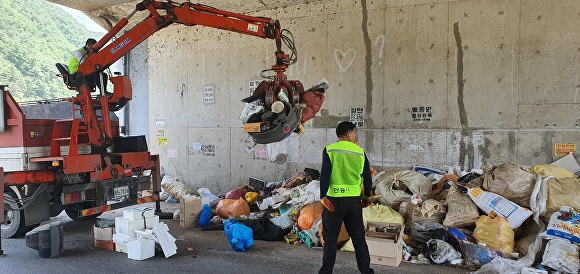 지난 22일 경상북도 안동시 관계자들이 남후농공단지 통로박스에 방치던 쓰레기를 치우고 있다. [사진=안동시]