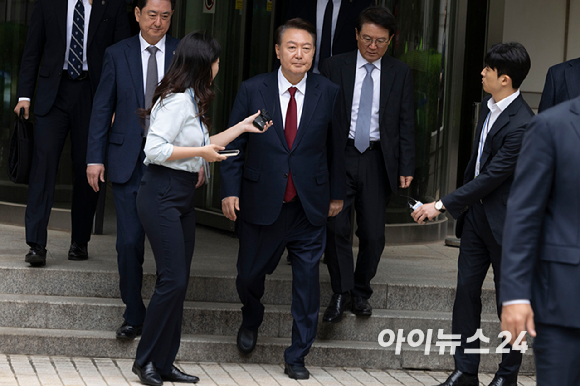 윤석열 전 대통령이 19일 서울 서초구 중앙지방법원에서 열린 내란 우두머리 혐의, 직권남용 권리행사방해 혐의 사건 4차 공판의 오전 재판 종료 후 점심 식사를 위해 나서고 있다. [사진=사진공동취재단]