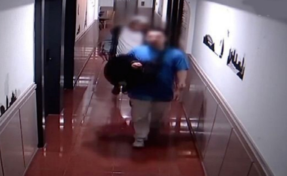 대구 한 외국인 전용 호스텔에 '소변 테러'를 하고 떠난 외국인 관광객들. [사진=YTN 보도 캡처]