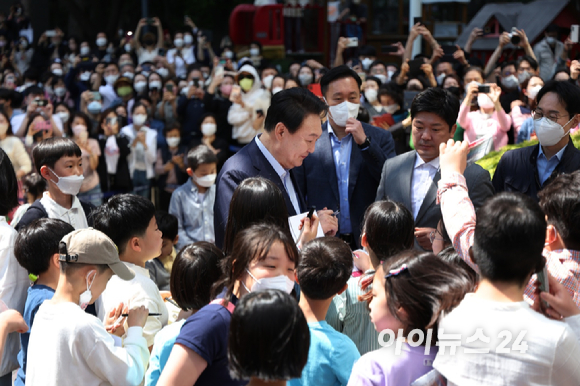 윤석열 대통령 당선인이 5일 어린이날을 맞아 당선인이 거주하는 아파트 이웃 어린이들에게 사인을 해주며 즐거운 시간을 보내고 있다. [사진=당선인 대변인실]