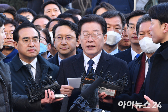 '성남FC 불법후원금 의혹'을 받고 있는 이재명 더불어민주당 대표가 10일 오전 경기도 성남시 수원지방검찰청 성남지청에 출석해 입장을 표명하고 있다. [사진=김성진 기자]