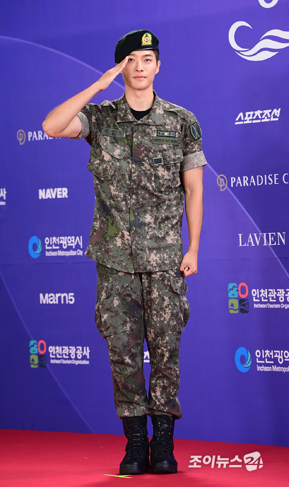'기리고' 배우 백선호가&nbsp;31일 오후&nbsp;인천시 영종구 운서동 파라다이스시티에서 열린&nbsp;제5회 청룡시리즈어워즈&nbsp;레드카펫 행사에 참석하고 있다. [사진=정소희 기자]