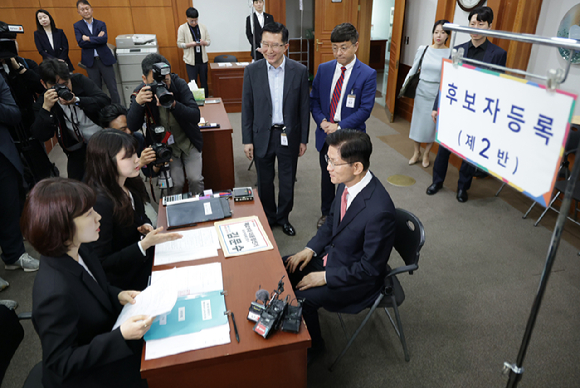 국민의힘 김문수 대선 후보가 11일 경기도 과천 중앙선거관리위원회에서 제21대 대통령선거 후보 등록을 하고 있다. 2025.5.11 [공동취재] [사진=연합뉴스]