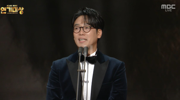 김신록이 30일 서울 상암 MBC신사옥 미디어센터에서 열린 '2025 MBC 연기대상'에서 수상소감을 이야기 하고 있다. [사진=MBC 방송화면 캡처]