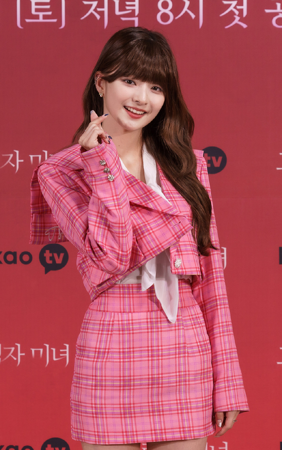 배우 이나경(프로미스나인)이 19일 온라인으로 진행된 카카오TV 오리지널 '그림자 미녀' 제작발표회에 참석해 포즈를 취하고 있다. [사진=카카오TV]