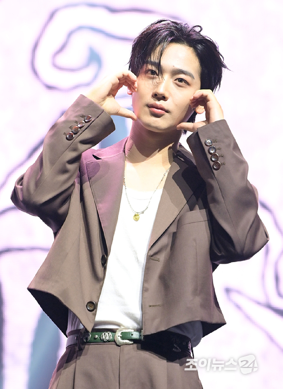 그룹 위아이 김요한이 29일 오후 서울 광진구 예스24라이브홀에서 열린 위아이(WEi) 여덟 번째 미니앨범 '원더랜드' 발매 기념 쇼케이스에 참석하고 있다. [사진=정소희 기자]