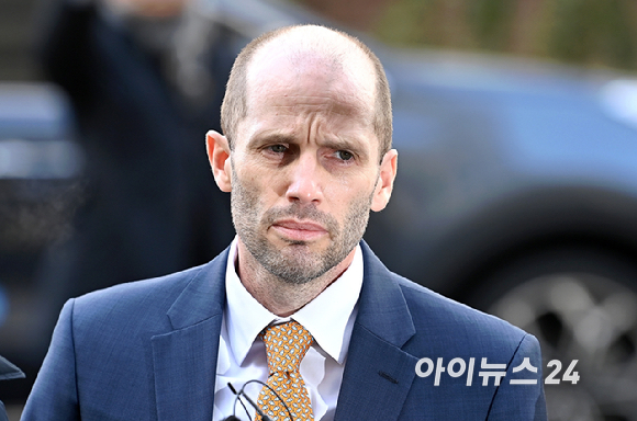 해롤드 로저스 쿠팡 한국법인 임시 대표가 6일 오후 마포구 서울경찰청 광역수사단 반부패수사대에서 국회에서의 증언&middot;감정 등에 관한 법률 위반 혐의 등 관련 2차 조사를 받기 위해 출석하고 있다. [사진=곽영래 기자]