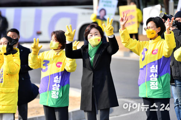 심상정 정의당 대선 후보가 7일 경기도 기아자동차 화성공장 앞에서 퇴근하는 노동자들에게 지지를 호소하고 있다. [사진=국회사진취재단]