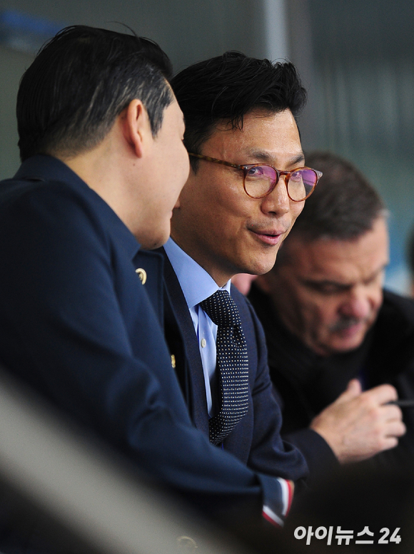 고(故) 이건희 전 삼성그룹 회장의 둘째 사위이기도 한 김재열 전 대한빙상경기연맹회장 회장(가운데)이 국제빙상경기연맹(ISU) 신임 회장에 선임됐다. 사진은 지난 2016년 ISU 주최 쇼트트랙 세계선수권대회에서 가수 싸이와 함께 이야기를 나누고 있는 김 신임 ISU 회장. [사진=정소희 기자]