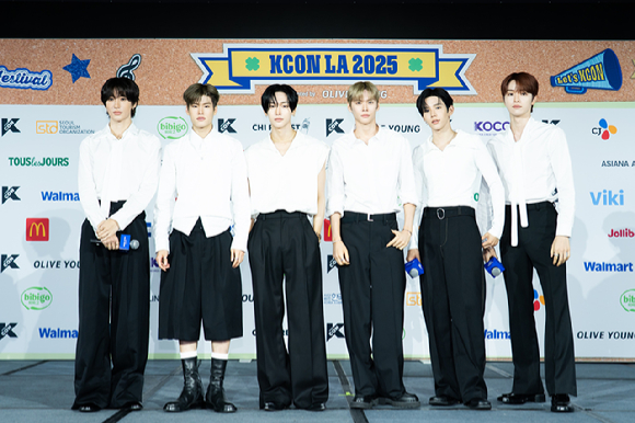 그룹 라이즈가 지난 1일(현지시간)부터 3일까지 미국 로스앤젤레스 크립토닷컴 아레나에서 열린 K-팝 팬&아티스트 페스티벌 '케이콘 엘에이 2025(KCON LA 2025)' 레드카펫 행사에 참석해 포즈를 취하고 있다. [사진=CJ ENM]