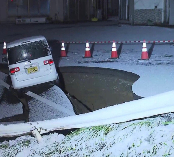 동일본 대지진이 발생한 직후인 지난 2011년 3월 15일 일본 미야기현 게센누마에서 이재민들이 폐허 속에 묻힌 자신의 집을 바라보는 모습. [사진=교도/연합뉴스]