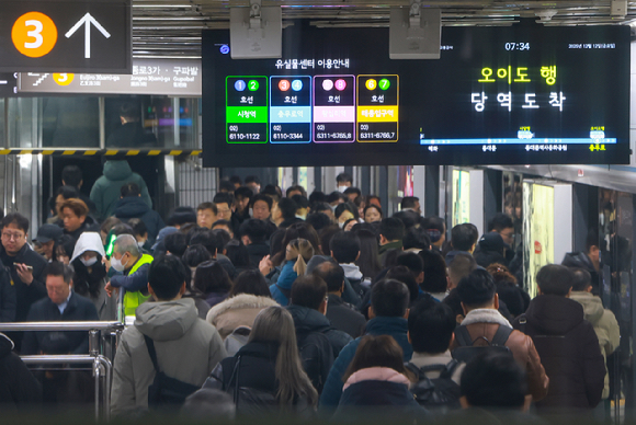 사진은 서울지하철 4호선 충무로역 승강장에서 승객이 오가는 모습. [사진=연합뉴스]