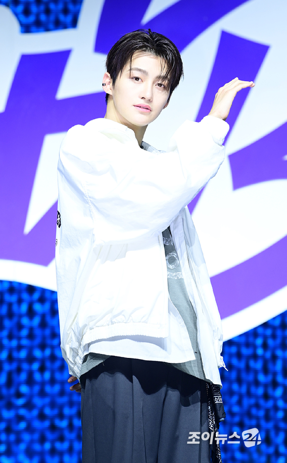 그룹 투어스 지훈이 25일 오후 서울 용산구 블루스퀘어에서 열린 투어스(TWS) 첫 번째 싱글앨범 '라스트 벨(Last Bell)' 발매 기념 쇼케이스에 참석하고 있다. [사진=정소희 기자]