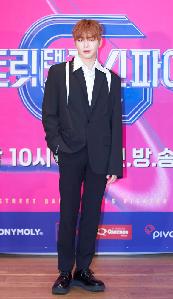 가수 강다니엘이 30일 온라인으로 진행된 Mnet '스트릿댄스 걸스 파이터' 제작발표회에 참석해 포즈를 취하고 있다. [사진=Mnet]