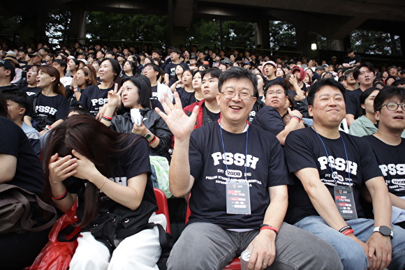 김문철 에스포항병원 대표병원장(오른쪽 세번째)과 임직원들이 포항스틸러스와 강원FC의 하나은행 K리그1 2024 31라운드 경기를 관람하고 있다. [사진=에스포항병원]