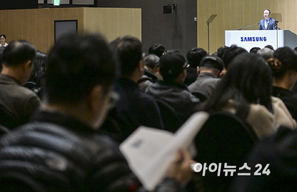 의장을 맡은 전영현 삼성전자 대표이사 부회장 겸 DS부문장이 18일 오전 경기 수원시 수원컨벤션센터에서 열린 제57기 정기 주주총회에서 인사말을 하고 있다. [사진=곽영래 기자]