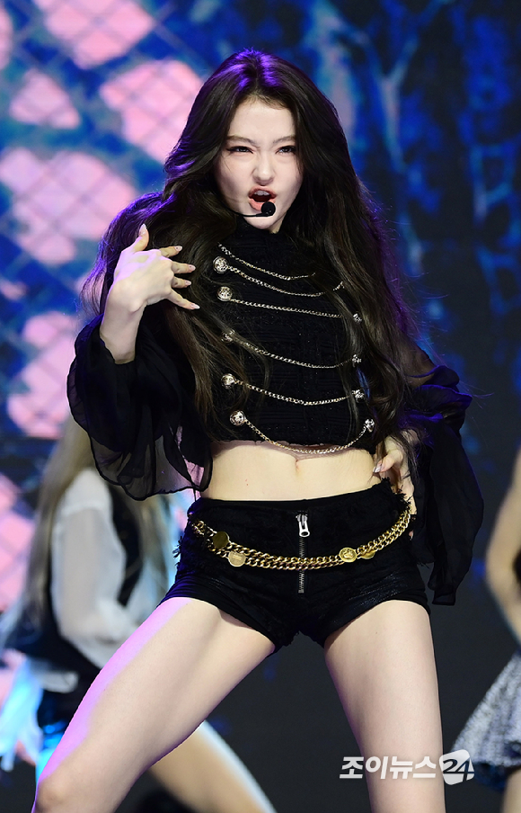 그룹 미야오 엘라가 1일 오후 서울 마포구 상암동 큐브컨벤션센터에서 열린 미야오(MEOVV) EP 2집 '바이트 나우(BITE NOW)' 미디어 쇼케이스에서 타이틀곡 '띠로리' 무대를 선보이고 있다. [사진=정소희 기자]