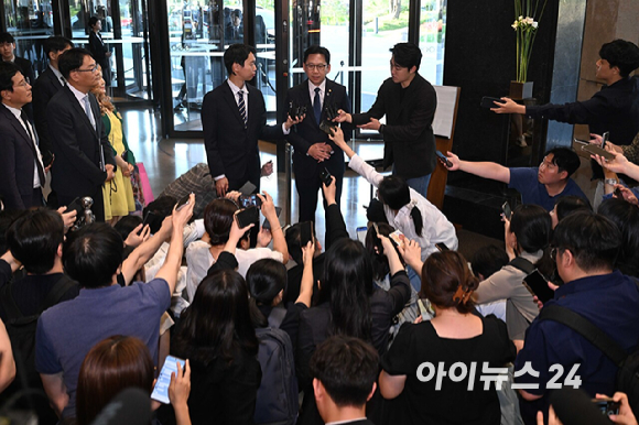 배경훈 부총리 겸 과학기술정보통신부 장관이 8일 서울 중구 신라호텔에서 젠슨 황 엔비디아 최고경영자(CEO)와 면담을 하기 위해 이동하고 있다. [사진=정소희 기자]