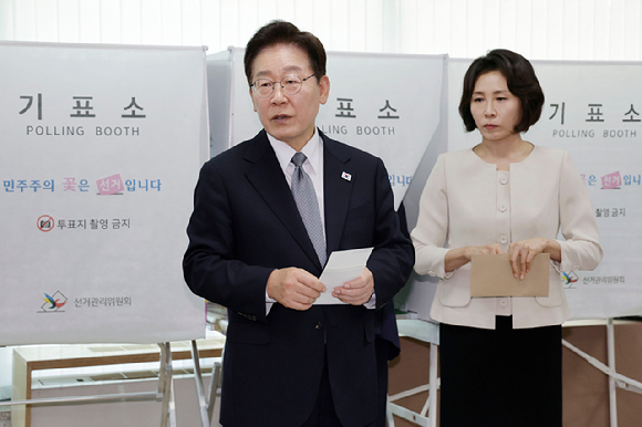 이재명 대통령이 제9회 전국동시지방선거 사전투표 첫날인 29일 서울 종로구 삼청동 주민센터에서 사전 투표 중 기표 도장 관련 문의를 하고 있다. 2026.5.29 [청와대통신사진기자단] [사진=연합뉴스]