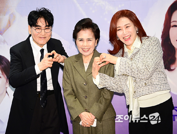 (왼쪽부터)가수 조항조-이미자-주현미가 5일 오후 서울 마포구 상암동 스탠포드호텔에서 열린 이미자 전통가요 헌정 공연 '맥(脈)을 이음' 기자간담회에 참석하고 있다. [사진=정소희 기자]