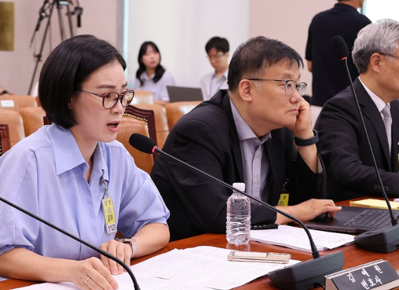 김예원 변호사가 박지원 더불어민주당 의원의 장애를 언급한 것에 대해 사과했다. 사진은 김예원 변호사(왼쪽)와 박지원 더불어민주당 의원. [사진=유튜브 @국회방송]