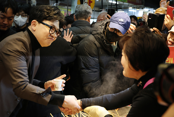 한동훈 전 국민의힘 대표가 7일 부산 북구 구포시장의 한 분식집을 찾아 상인들을 만나고 있다. 2026.3.7 [사진=연합뉴스]