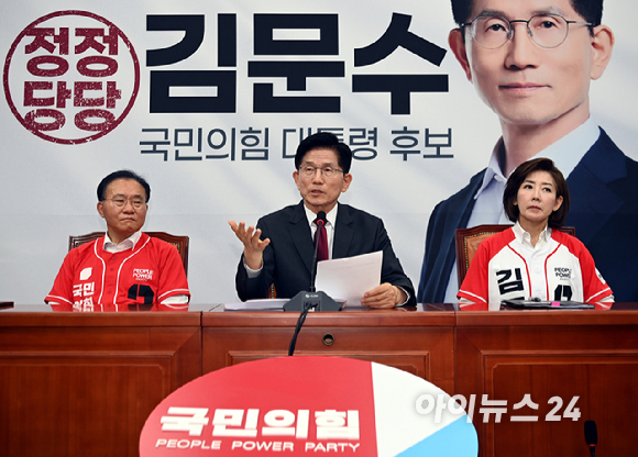 김문수 국민의힘 대선 후보가 15일 국회에서 긴급 기자회견을 열고 발언하고 있다. [사진=곽영래 기자]