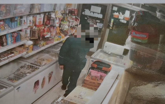 성남 무인점포를 찾은 한 손님이 장문의 사과 편지를 남긴 채 가게 물품을 대량으로 가져간 사연이 전해졌다. 사진은 손님으로 추정되는 인물이 남기고 간 편지. [사진=온라인 커뮤니티]