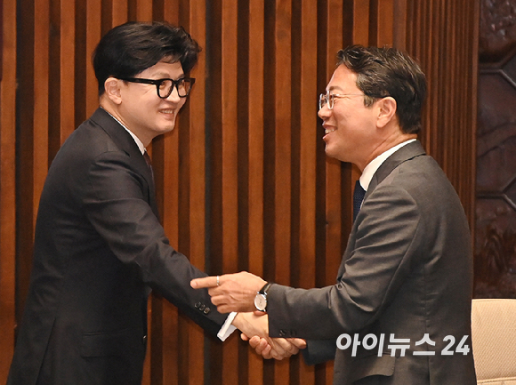 법무부 장관 후보인 김승원 더불어민주당 의원과 한동훈 무소속 의원이 1일 서울 여의도 국회에서 열린 제439회국회(정기회) 개회식에서 인사하고 있다. [사진=곽영래 기자]
