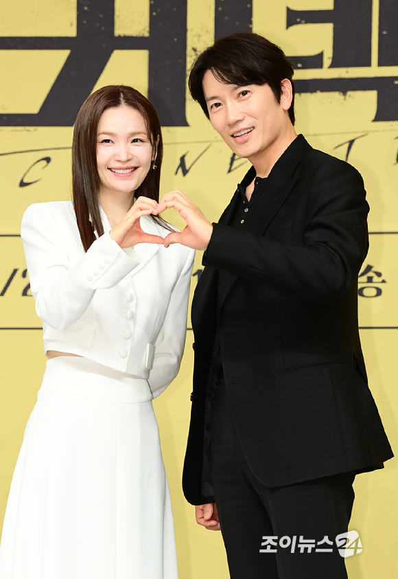 배우 전미도와 지성이 24일 오후 서울 목동 SBS 사옥에서 진행된 SBS 새 금토드라마 '커넥션' 제작발표회에 참석하고 있다. [사진=정소희 기자]