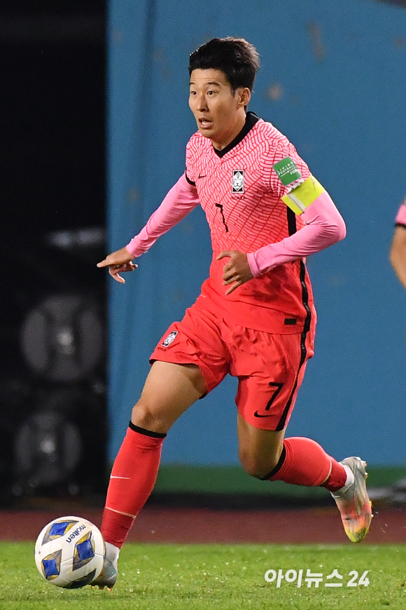 대한민국 손흥민이 7일 오후 안산 와스타디움에서 진행된 '2022 카타르 월드컵' 아시아 지역 최종예선 A조 3차전 대한민국과 시리아의 경기에서 공격을 하고 있다.
