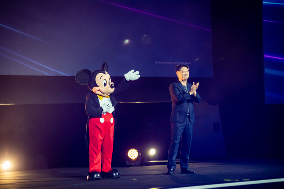 미키 마우스가 루크 강 월트디즈니 컴퍼니 아태지역 총괄 사장과 함께 30일(현지시간) 싱가포르 마리나 베이 샌즈에서 개최되는 ‘디즈니 콘텐츠 쇼케이스 2022’개막을 알렸다 [사진=디즈니]