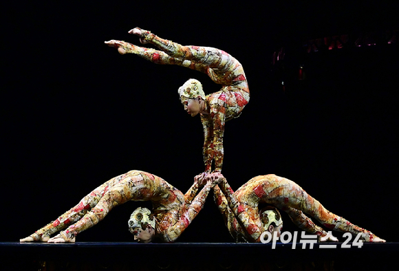 15일 오후 서울 잠실종합운동장 내 빅탑에서 열린 태양의서커스 '쿠자(KOOZA)' 프레스 컨퍼런스에서 배우들이 환상적인 무대를 선보이고 있다. [사진=정소희 기자]