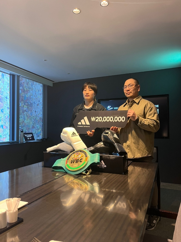 신보미레선수(좌측)와 이상용이사가 후원 계약후 기념촬영을 하고 있다. [사진=제우인터내셔날]