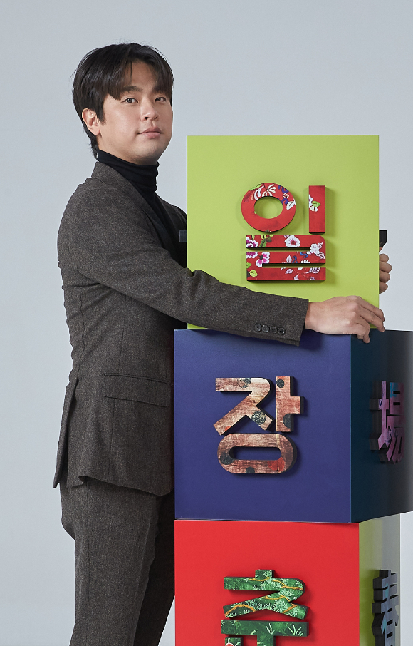 배우 박정민이 18일 온라인으로 진행된 'Apple과 박찬욱 감독 콜라보 프로젝트' 기자간담회에 참석해 포즈를 취하고 있다. [사진=Apple]