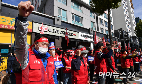 전국화학노동조합연맹 소속 푸르밀 노동조합 조합원들이 26일 오후 서울 영등포구 문래동 푸르밀 본사 앞에서 열린 일방적 정리해고 저지를 위한 푸르밀 노동조합 결의대회에서 구호를 외치고 있다. [사진=김성진 기자]