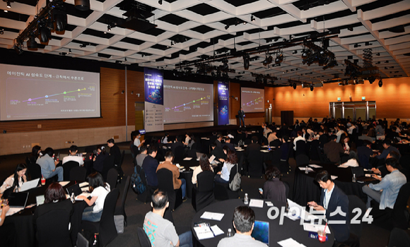 클라우드 기술 혁신의 현재와 미래를 점검하는 '대한민국 클라우드/SaaS 포럼 2025'(KCSF 2025)이 30일 서울 여의도 FKI타워 그랜드 볼룸에서 열렸다. 김기완 AWS코리아 솔루션즈 아키텍트 총괄이 'AWS "에이전틱 AI로 여는 차세대 디지털 혁신"'을 주제로 강연하고 있다. [사진=곽영래 기자]