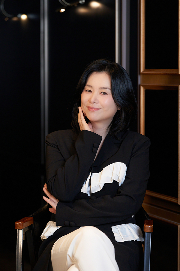 배우 장혜진이 영화 '넘버원' 인터뷰에 앞서 포즈를 취하고 있다. [사진=㈜바이포엠스튜디오]