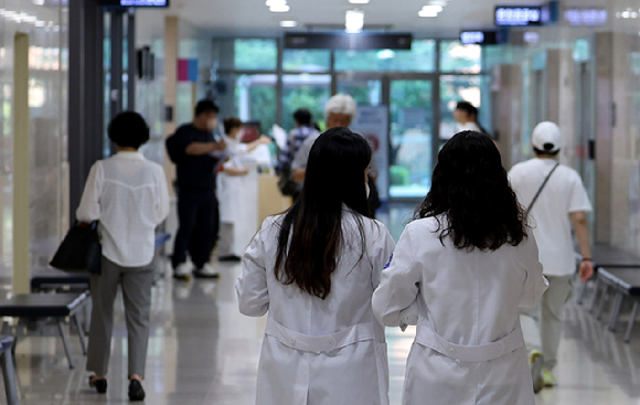 한 대학병원에서 의료진들이 이동하고 있다. [사진=뉴시스]