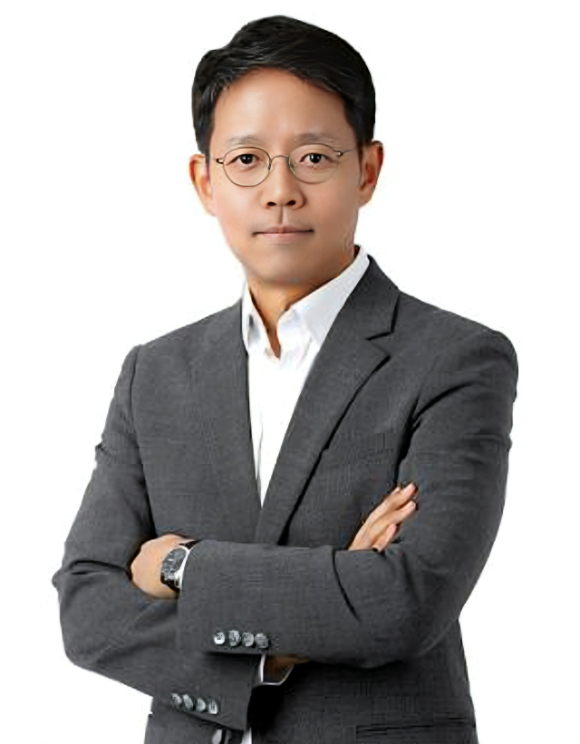 8일 오후 7시30분께 서울 강남역 인근 스타벅스 매장이 한산한 모습을 보이고 있다. 해당 매장은 오후 10시까지 운영된다. [사진=구서윤 기자]