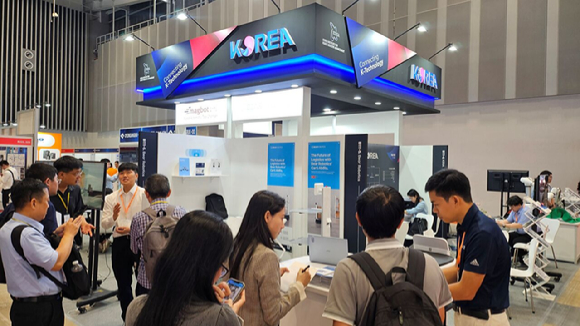 27~29일 호치민 사이공 전시&middot;컨벤션센터(SECC)에서 열리는 '베트남 국제 기계산업박람회(VINAMAC EXPO 2025)' 전시회장에서 운영된 'K-로봇관'의 모습. [사진=코트라]