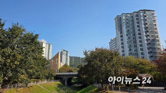 29일 수락리버시티 단지 전경. 사진 기준 오른쪽이 서울시 노원구 상계동 수락리버시티 3단지, 왼쪽이 경기도 의정부시 장암동 수락리버시티 2단지. 2025.10.29 [사진=이수현 기자]