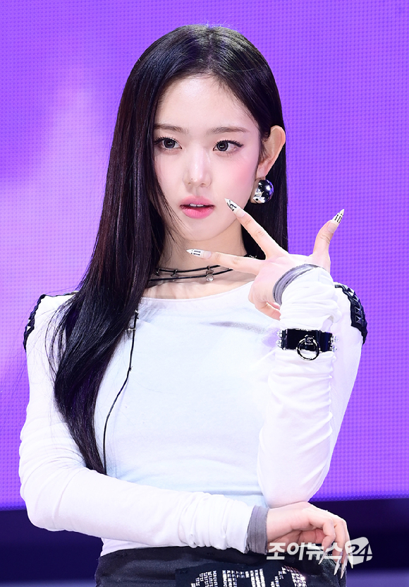 키키 이솔이 26일 오후 서울 광진구 광장동 예스24라이브홀에서 열린 그룹 키키(KiiiKiii) 미니 2집 '델룰루 팩(Delulu Pack)' 발매 기념 쇼케이스에 참석하고 있다. [사진=정소희 기자]