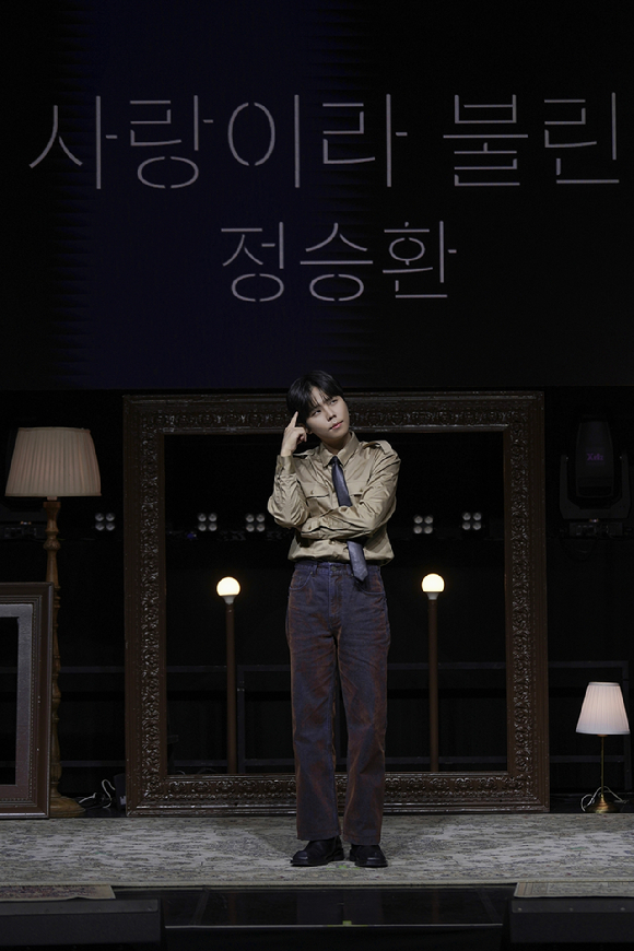 가수 정승환 30일 오후 서울 신촌 예스4 원더로크홀에서 열린 정규 앨범 '사랑이라 불린' 발매 기념 쇼케이스에서 포토타임을 갖고 있다. [사진=안테나]
