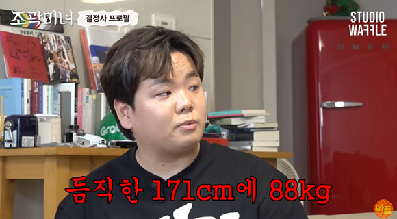 유튜버 곽튜브(곽준빈)가 유튜브 채널 '스튜디오 와플'에는 '나란 놈의 답은 너다&hellip;성지인 대표님은 JB 커플도 성사시킵니다?'라는 제목의 영상에 출연해 결혼정보사 고객 중 상위 10% 안에 든다는 평가를 들었다. [사진=유튜브 채널 '스튜디오 와플']