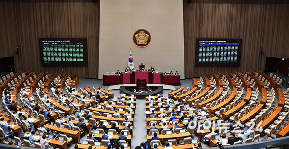 12일 서울 여의도 국회 본회의가 열렸다. 전날 법제사법위원회에서 여당 주도로 처리된 사법개혁안에 반발해 국민의힘 의원들이 불참해 자리가 비어있다. [사진=곽영래 기자]