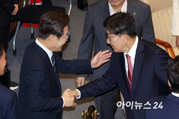 이재명 대통령이 26일 오전 서울 여의도 국회 본회의장에서 추가경정예산안(추경안) 시정연설을 마친 뒤 국민의힘 의원들과 인사를 나누고 있다. [사진=국회사진기자단]